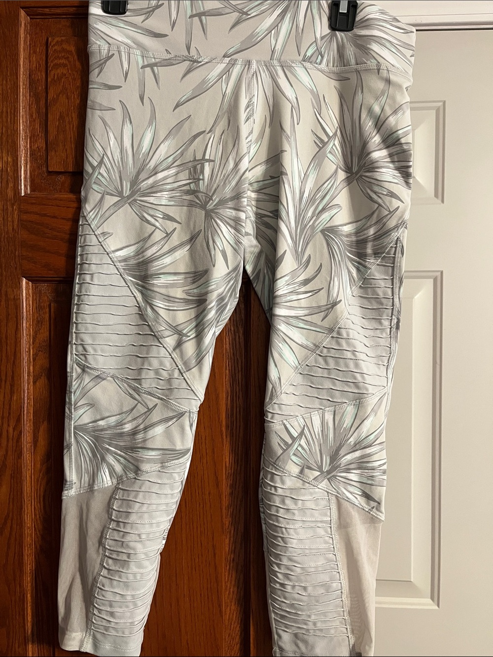 Victoria's Secret Cream and Gray Tropical Print Capri Leggings